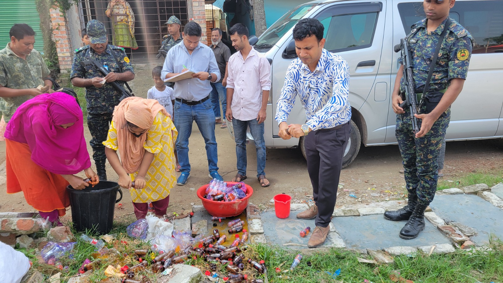 পাবনায় স্পিডের নকল ‘স্পাইডার’ পানীয় কারখানায় অভিযান, জরিমানা ও পণ্য ধ্বংস